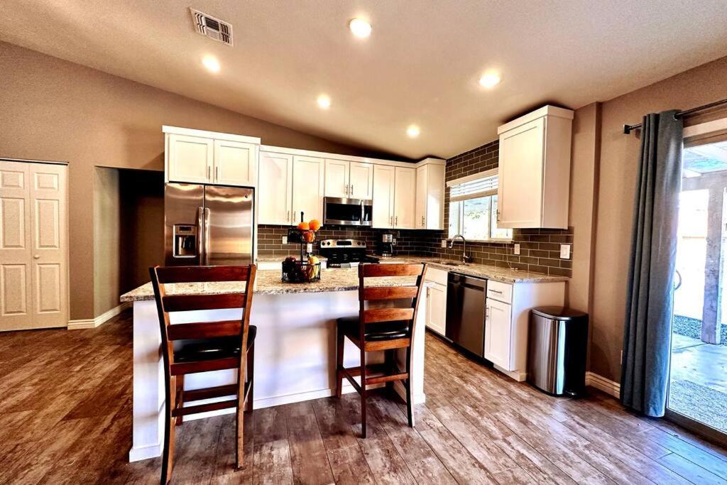Hébergement de vacances Oasis Private Pool Spacious! 10+ Guests 7 Beds New, Great Location!